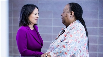 Bundesaußenministerin Annalena Baerbock im Gespräch mit ihrer südafrikanischen Amtskollegin Naledi Pandor.