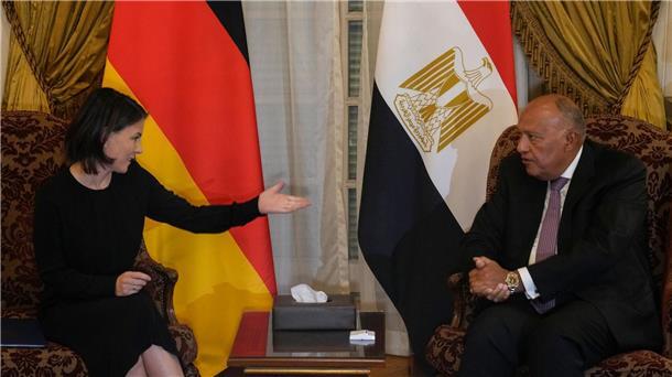 Baerbock: Intensiver Einsatz für Freilassung der Geiseln Bundesaußenministerin Annalena Baerbock im Gespräch mit ihrem ägyptischen Amtskollegen Samih Schukri in Kairo.