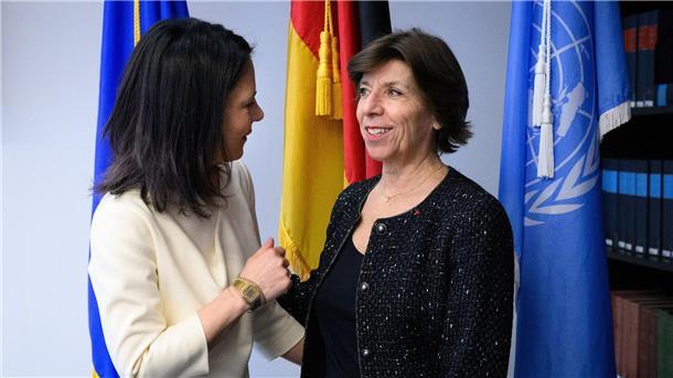 Berlin: Weitere Zusammenarbeit mit UN-Palästinenserhilfswerk Bundesaußenministerin Annalena Baerbock im Gespräch mit der ehemaligen französischen Außenministerin Catherine Colonna (r), die mit der Prüfung der UNRWA beauftragt worden war (Archivbild).