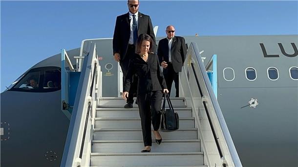 Baerbock auf Krisendiplomatie in Ägypten Bundesaußenministerin Annalena Baerbock kommt auf dem Flughafen in Tel Aviv an.