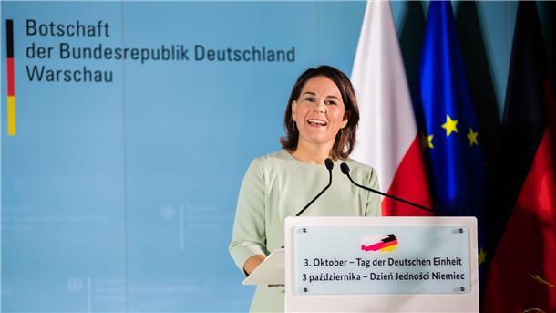 Baerbock: Sicherheit Osteuropas ist Deutschlands Sicherheit Bundesaußenministerin Annalena Baerbock spricht bei den Feierlichkeiten zum Tag der deutschen Einheit in Warschau.