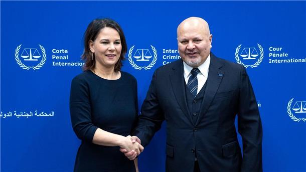 Bundesaußenministerin Annalena Baerbock wird am Internationalen Strafgerichtshof von Chefankläger Karim Ahmad Khan begrüßt.