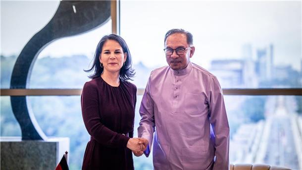 Baerbock wirbt in Asien für deutschen Kurs für Gaza-Frieden Bundesaußenministerin Annalena Baerbock wird in Kuala Lumpur vom malaysischen Ministerpräsidenten Anwar Ihrahim empfangen.