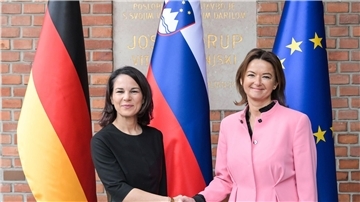 Bundesaußenministerin Annalena Baerbock wird in Ljubljana von ihrer slowenischen Amtskollegin Tanja Fajon (r) begrüßt.
