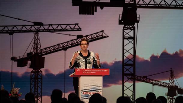 Geywitz drängt auf schnelle Verbesserung beim Wohngeld Bundesbauministerin Klara Geywitz beim Gewerkschaftstag der IG BAU in Kassel.