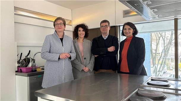 Startschuss für Wohnheim-Programm für Studierende und Azubis Bundesbauministerin Klara Geywitz (v.l.n.r.) besucht ein Studentenwohnheim und steht mit Julia Böhnke von der Gewerkschaft Verdi, Matthias Anbuhl, Vorstandschef Deutsches Studierendenwerk, und Petra Mai-Hartung, Geschäftsführerin Studierendenwerk Berlin, in der Küche.