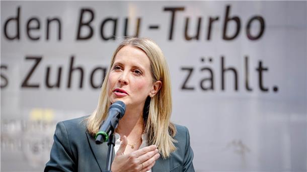 Wohneigentum wird teurer – Preise steigen erneut Bundesbauministerin Verena Hubertz. Die Bundesregierung will über schnellere Genehmigungen den schleppenden Wohnungsbau in Schwung bringen. (Archivbild)