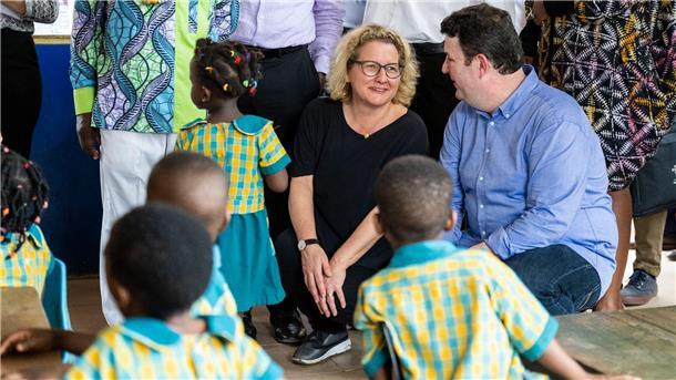 Neue Wege nach Deutschland: Pläne in Afrika verkündet Bundesentwicklungsministerin Svenja Schulze und Bundesarbeitsminister Hubertus Heil besuchen eine Schule der Sunbeam Foundation in Ghana.