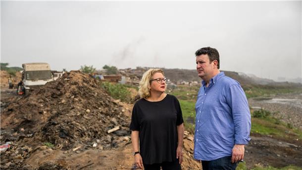 Neue Wege nach Deutschland: Pläne in Afrika verkündet Bundesentwicklungsministerin Svenja Schulze und Bundesarbeitsminister Hubertus Heil Heil haben in Accra den Startschuss für eine Neuausrichtung eines bestehenden ghanaisch-deutschen Migrationsberatungszentrums gegeben.