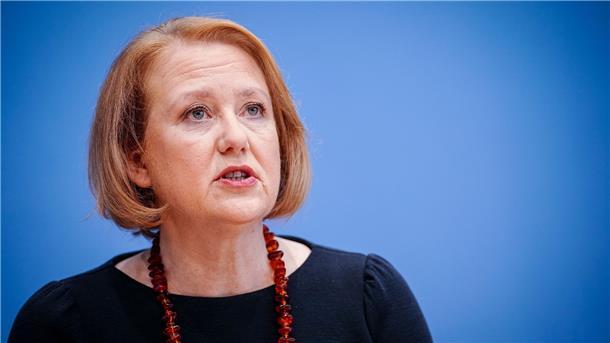 Familienministerin: Bezahlte Vaterschaftszeit ab 2024 Bundesfamilienministerin Lisa Paus bei einer Pressekonferenz.