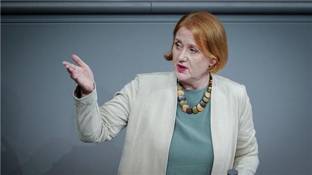 Familienministerin Paus für Bundes-Wahlrecht ab 16 Jahren Bundesfamilienministerin Lisa Paus (Grüne) spricht im Bundestag.