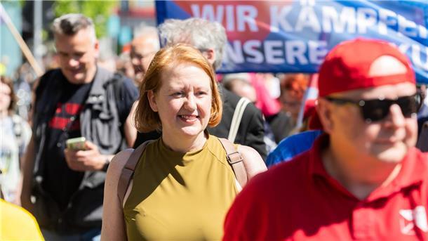 DGB-Chefin Fahimi: Tarifflucht verursacht Milliardenschaden Bundesfamilienministerin Lisa Paus nimmt an der DGB-Demonstration in Berlin teil.