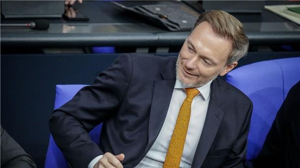 Bundesfinanzminister Christian Lindner (FDP) nimmt an einer Sitzung des Bundestags teil.