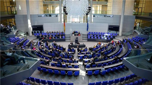Bundesfinanzminister Christian Lindner (FDP) spricht bei der Plenarsitzung im Deutschen Bundestag.