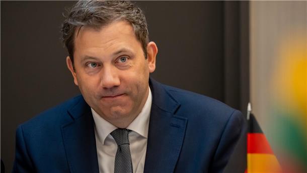 Bundesfinanzminister Lars Klingbeil (SPD) erinnert seine Kabinettskolleginnen und -kollegen ans Sparen. (Archivbild)