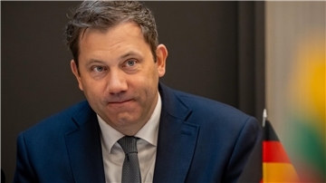 Bundesfinanzminister Lars Klingbeil (SPD) erinnert seine Kabinettskolleginnen und -kollegen ans Sparen. (Archivbild)