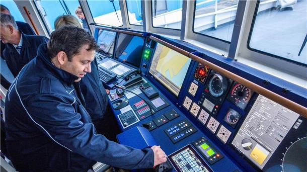 Bundesfinanzminister Lars Klingbeil (SPD) hat die Schiffbauer der Peene-Werft angesichts des neuen Zollschiffs „Friesland“ gelobt. 