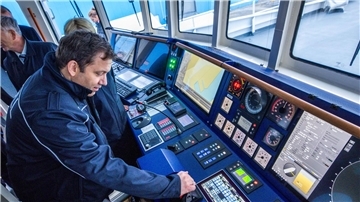 Bundesfinanzminister Lars Klingbeil (SPD) hat die Schiffbauer der Peene-Werft angesichts des neuen Zollschiffs „Friesland“ gelobt. 