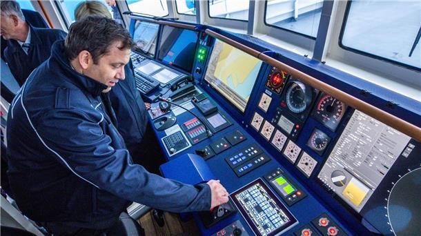 Bundesfinanzminister Lars Klingbeil (SPD) hat die Schiffbauer der Peene-Werft angesichts des neuen Zollschiffs „Friesland“ gelobt.