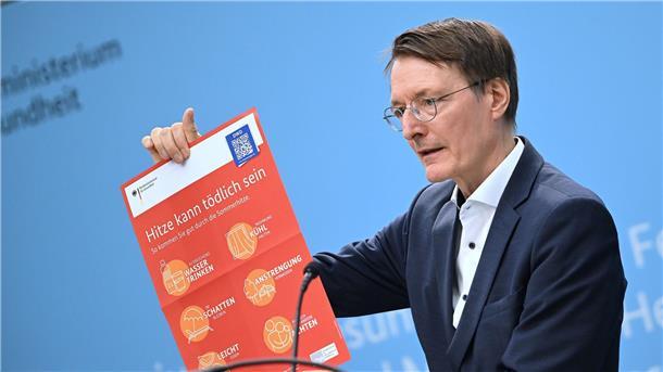 Lauterbach will Zahl der Hitzetoten in Deutschland halbieren Bundesgesundheitsminister Karl Lauterbach stellt in Berlin den Hitzeschutzplan vor.