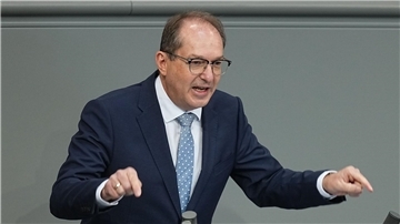 Bundesinnenminister Alexander Dobrindt (CSU) will sich verstärkt um  unerlaubte Drohnenüberflüge kümmern.    