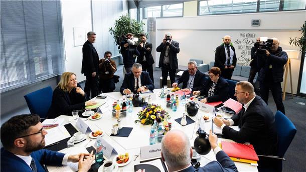 Scheitern und Schlichtung - Tarifstreit vor nächster Stufe Bundesinnenministerin Nancy Faeser (2.v.l), Verdi-Chef Frank Werneke (r.), der dbb-Vorsitzende Ulrich Silberbach (M.) und weitere Teilnehmer zu Beginn der dritten Tarifverhandlungsrunde in Potsdam.