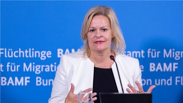 Faeser: Mehr Unterstützung für Flüchtlings-Unterbringung
Bundesinnenministerin Nancy Faeser beim Besuch des Bundesamts für Migration und Flüchtlinge in Nürnberg.