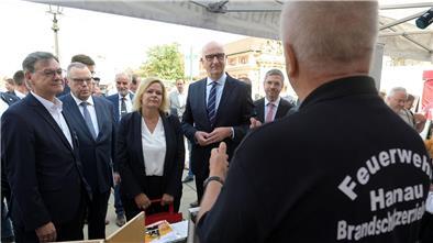 Faeser: Zivile Verteidigung braucht massive Investitionen Bundesinnenministerin Nancy Faeser (l.) informiert sich am Stand der Feuerwehr Hanau während ihres Besuchs beim „Tag des Bevölkerungsschutzes“ in Potsdam.