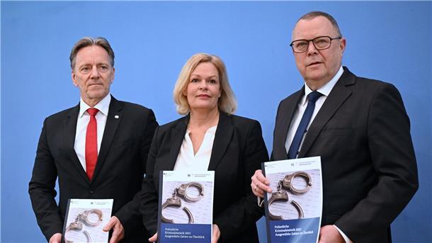 Bundesinnenministerin Nancy Faeser mit BKA-Präsident Holger Münch (l.) und  Brandenburgs Innenminister Michael Stübgen bei der Vorstellung der Polizeilichen Kriminalstatistik 2023 (PKS).