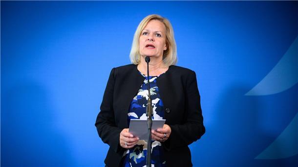 Faeser: Leichtere Aufklärung zu Geldquellen von Extremisten Bundesinnenministerin Nancy Faeser (SPD) findet, „dass die persönlichen und finanziellen Verbindungen in rechtsextremen Netzwerken stärker ausgeleuchtet werden müssen“.