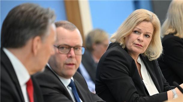 Innenminister beraten nach Angriff auf Ecke über mehr Schutz Bundesinnenministerin Nancy Faeser (SPD) und die Länder-Ressortchefs schalten sich heute in einer Videokonferenz zusammen, um nach Angriff in Dresden über besseren Schutz zu beraten.