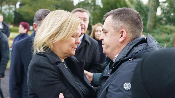 Gedenken und Ruf nach Aufklärung in Hanau Bundesinnenministerin Nancy Faeser spricht auf dem Hanauer Hauptfriedhof mit dem Vater eines der Opfer.