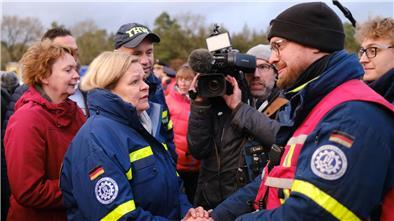 Bundesinnenministerin Nancy Faeser trifft Einsatzkräfte des Technischen Hilfswerks (THW) und der Bundespolizei.
