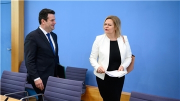 Bundesinnenministerin Nancy Faeser und Bundesarbeitsminister Hubertus Heil vor Beginn einer Pressekonferenz in Berlin.