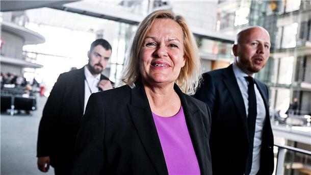 Faeser im Innenausschuss: Mehr Kontrollen direkt an Grenze Bundesinnenministerin Nancy Faeser verlässt die Sitzung des Innenausschusses in Berlin.