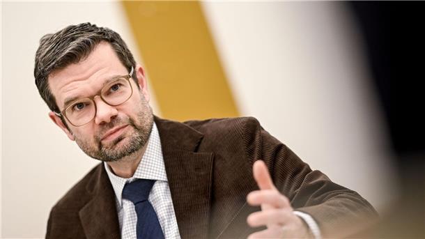 Buschmann für mehr Freiheiten bei Adoption und Sorgerecht Bundesjustizminister Marco Buschmann (FDP) schlägt rechtliche Erleichterungen für nicht verheiratete Väter und homosexuelle Paare vor.