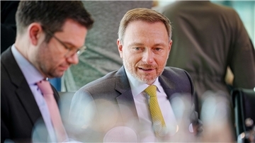 Bundesjustizminister Marco Buschmann (l) und Bundesfinanzminister Christian Lindner (beide FDP) nehmen an einer Sitzung des Bundeskabinetts im Bundeskanzleramt teil.