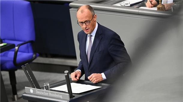 Merz fordert stärkeres Europa - und schweigt zum Wehrdienst Bundeskanzler Friedrich Merz (CDU) äußert sich in seiner Regierungserklärung im Bundestag gleich zu Beginn zum in Ägypten unterzeichneten Gaza-Friedensplan von US-Präsident Donald Trump.