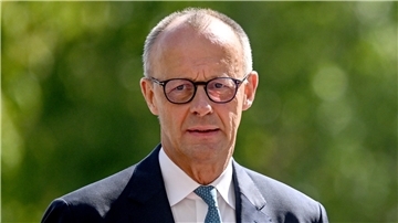 Ein älterer Mann mit Brille und hoher Stirn. 