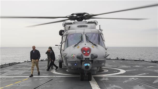 Ein Soldat und ein Mann, der aus dem Hubschrauber steigt