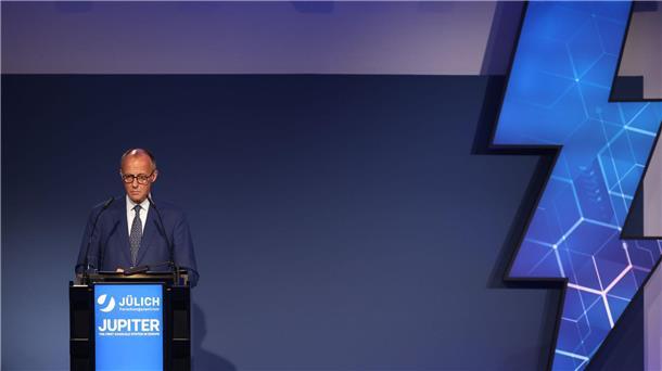 Bundeskanzler Friedrich Merz war bei der Einweihung des Supercomputers dabei.