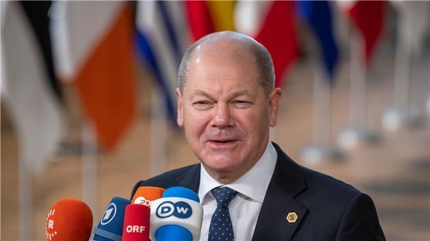Bundeskanzler Olaf Scholz äußert sich bei der Ankunft zum Gipfeltreffen in Brüssel gegenüber Medienvertretern.