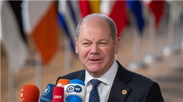 Bundeskanzler Olaf Scholz äußert sich bei der Ankunft zum Gipfeltreffen in Brüssel gegenüber Medienvertretern.