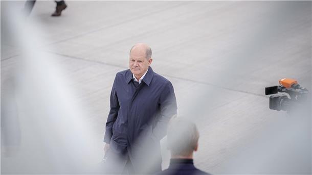 Europarat und G7: Scholz fast eine Woche auf Gipfeltour Bundeskanzler Olaf Scholz auf dem militärischen Teil des Flughafens BER Berlin-Brandenburg. Sein Weg führt ihn nach Island.