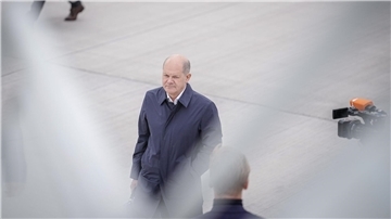 Bundeskanzler Olaf Scholz auf dem militärischen Teil des Flughafens BER Berlin-Brandenburg. Sein Weg führt ihn nach Island.