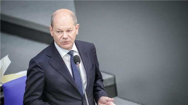 Scholz verteidigt Elterngeld-Kürzung und Haushaltskurs Bundeskanzler Olaf Scholz bei der Regierungsbefragung im Bundestag.