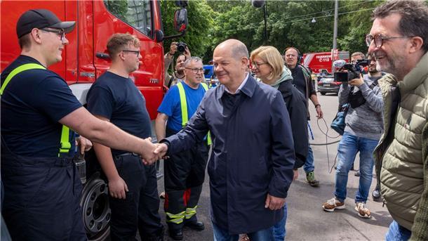 Hochwassernacht im Saarland - Scholz versichert Solidarität Bundeskanzler Olaf Scholz besucht in Saarbrücken Einsatzkräfte.