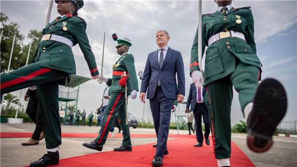 Bundeskanzler Olaf Scholz besucht mit Nigeria das bevölkerungsreichste und wirtschaftsstärkste Land des Kontinents.