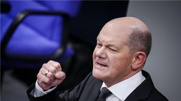 Bundestag als politischer Boxring: Scholz geht auf Merz los Bundeskanzler Olaf Scholz betrachtet die Beschäftigungspolitik der Ampel-Koalition als vollen Erfolg.