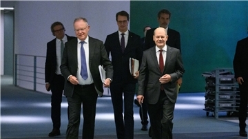 Bundeskanzler Olaf Scholz, dier niedersächsische Ministerpräsident Stephan Weil und Hendrik Wüst, Ministerpräsident von Nordrhein-Westfalen, auf dem Weg zu einer Pressekonferenz.